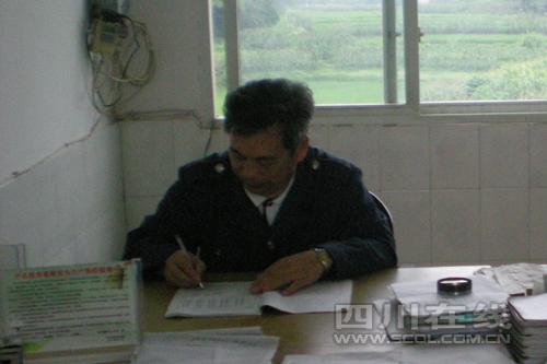 泸州山村教师坚守村小39年 称愧对家人(图)
