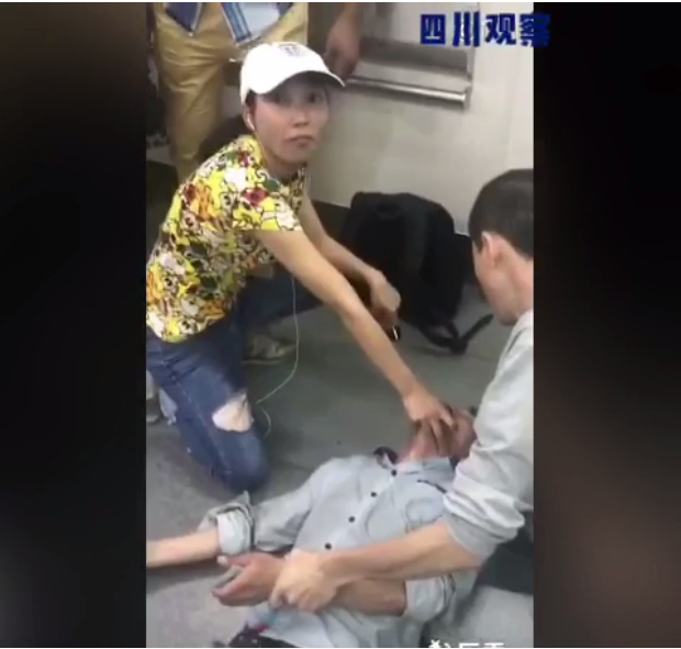 成都地铁4号线一男子晕倒抽搐 好心人纷纷出手救助