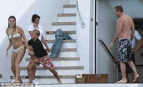 盖里奇携子与新欢地中海度假 老少恋相差13岁