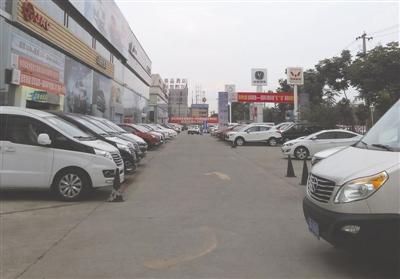 成都市民4S店试乘轿车 驾驶员失误撞车致顾客