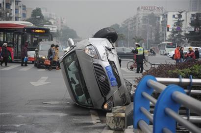成都一新手<em>女司机误把油门当刹车</em> 将路人撞翻