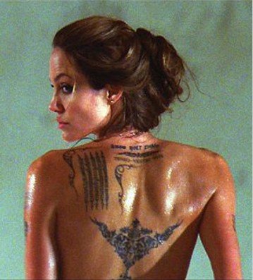 皮特腹部新纹身曝光 纹柬埔寨语朱莉生日示爱