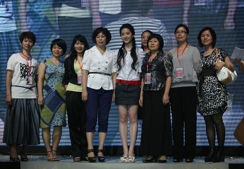 刘亦菲穿超短裙秀美腿 笑容甜美如邻家女孩(图