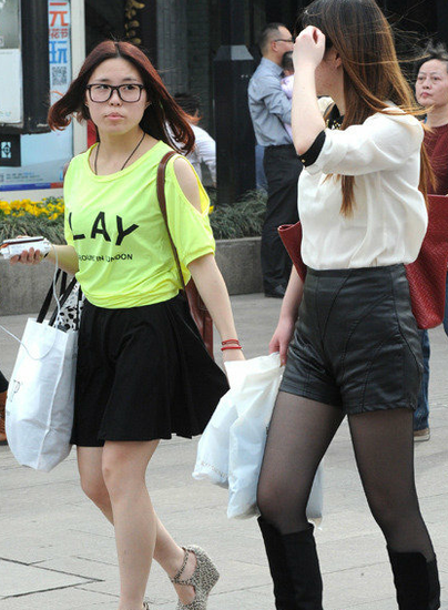 张曼玉黑<em>丝袜</em>配<em>短裙</em>似<em>少女</em>