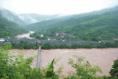 长江上游洪峰流量超过1998年 四川万源成孤岛