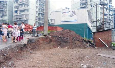自贡小区垃圾库选址起争议 居民投票自己选