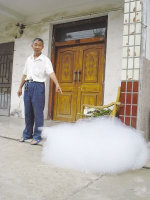 江苏一条河突现泡沫“雪山” 因大量洗涤剂冲入