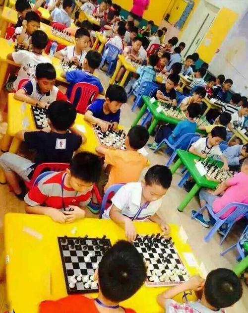 光亚杯国际象棋少儿公开赛举行 8岁少年夺冠