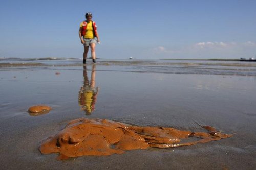 美国墨西哥湾泄漏原油已漂至密西西比河地区_