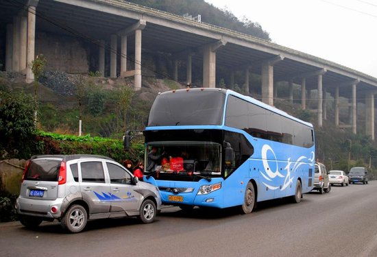 4小车逼停违法营运大巴 乘客车票均为手写