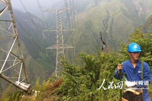 大凉山里的电力检修工