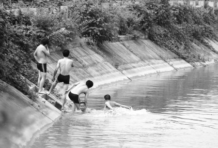 夫妻俩东风渠戏水一转身妻子不见了
