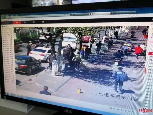车站门口监控,民警在巡逻防控