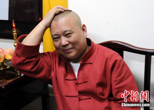 郭德纲首次承认打人不对 舞台撒野涉嫌违规_娱