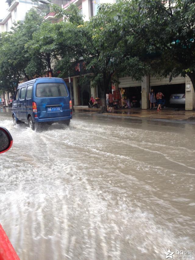 四川省气象台发布暴雨和雷电橙色预警 多地有暴雨