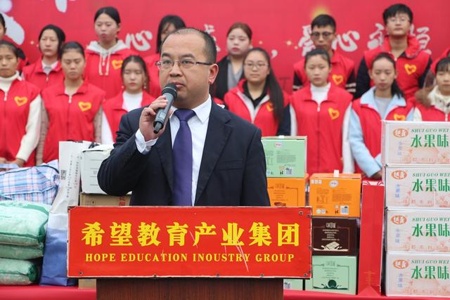爱心传递 成都一高校为山区贫困学生送温暖
