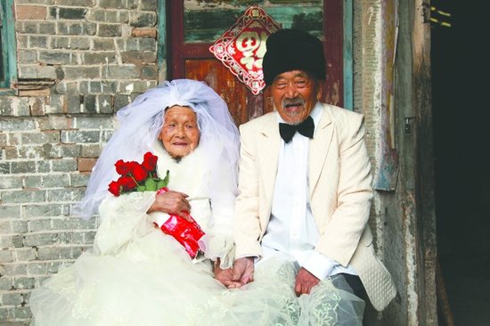 南充夫妻自小结娃娃亲 牵手88年首拍婚纱照
