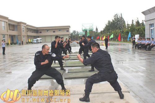 德阳公安局旌东分局巡警大队举行汇报演练
