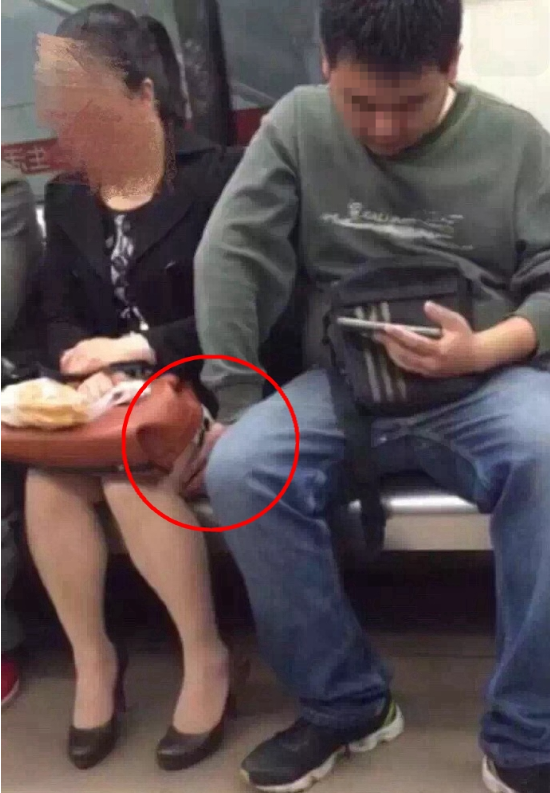 曝女乘客在成都 地铁遇  咸猪手 网友机智解围(