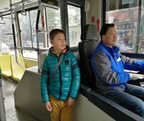 成都公交司机子女体验父母工作:尿急咋办(图)