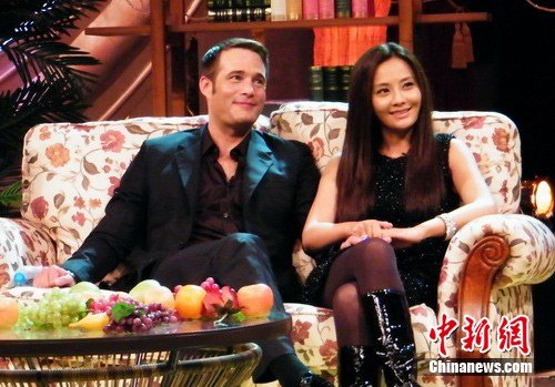 马雅舒携洋老公同录节目 不避嫌亲吻秀恩爱_娱