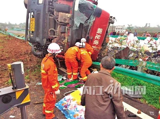 自贡与隆昌交会路段:货车撞上隔离带 一死一伤