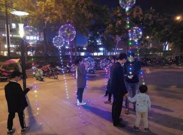 夜光气球飘满成都街头 成本低廉存在安全隐患