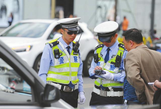 我的汽车撞了人,报了交警,交警判了我全责,伤者到医药