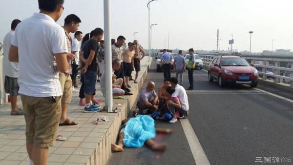 南充下中坝嘉陵江大桥<em>发生</em>车祸 <em>父女</em>一死一伤