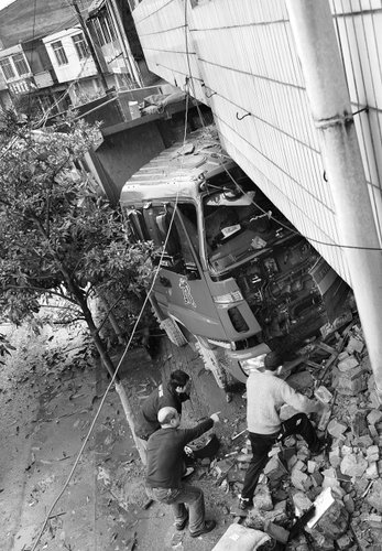 彭州货车撞断楼房柱子 房屋悬空住户不敢上楼