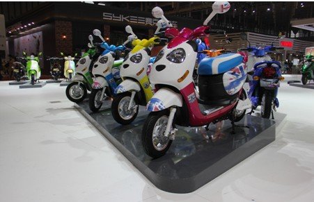 中国首款仿生车全新升级 雅迪熊猫打造绚彩冬