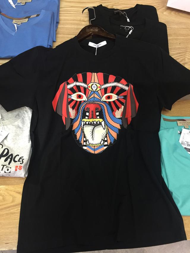 大牌潮服1-5折在成都发现一家抢相因的品牌折扣店