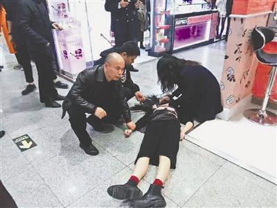 女子心脏骤停倒地 过路医生护手联手抢救