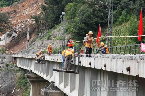 内昆铁路紧急抢险 施工人员悬空为桥梁打孔(图