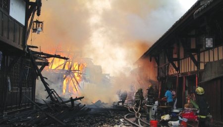 资中状元街大火 三岁娃身亡数间古建筑被烧毁