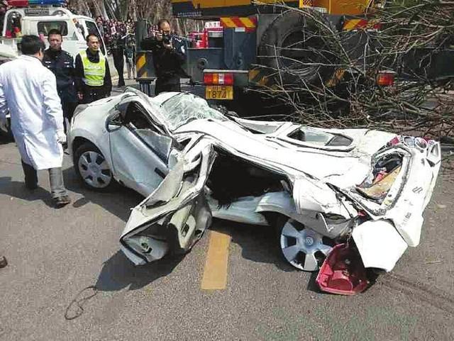 自贡一罐车侧翻压扁轿车 一家三口遇难(图)