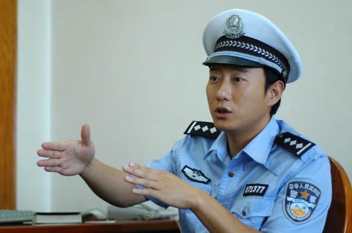 成都电视台著名主持人,38岁的成都交警,《谭谈交通》主持人谭乔,因