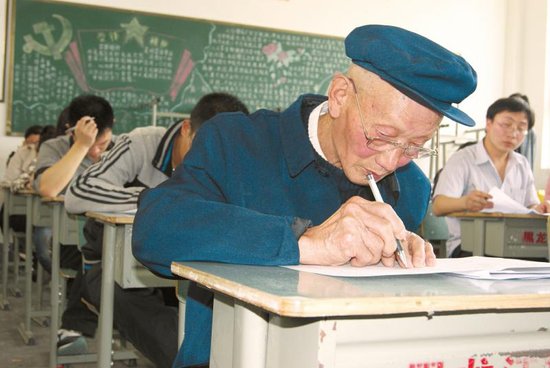 广元80岁老人自考通过15门法律课 又报新考试