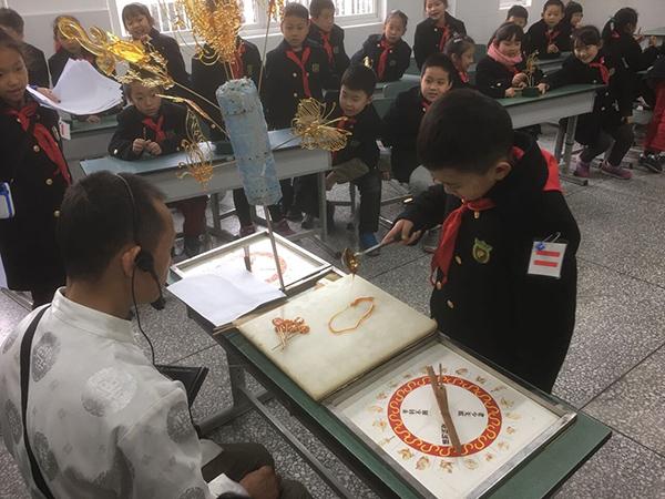 非遗糖画公益活动走进学校 学生亲自参与制作