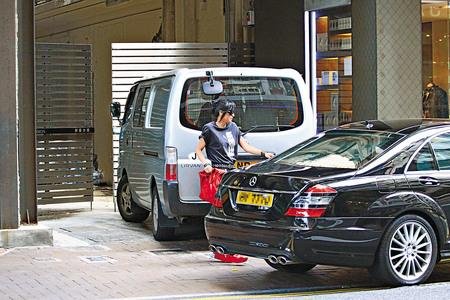 陈奕迅老婆难改挥霍本性 开豪车出巡狂血拼【图】