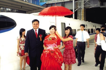 郭晓峰今年26岁,和新娘子黄菲菲同岁