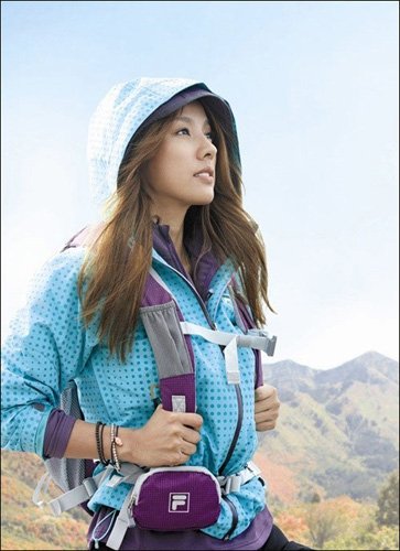 李孝利代言户外品牌 登山秀<em>乳沟性感</em>帅气(组图