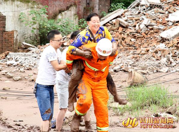 达州七旬老人抄近道陷泥潭 消防官兵徒手刨泥