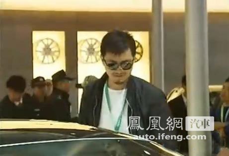 李亚鹏墨镜低调现车展 现场挥金买法拉利豪车_娱乐_腾讯网