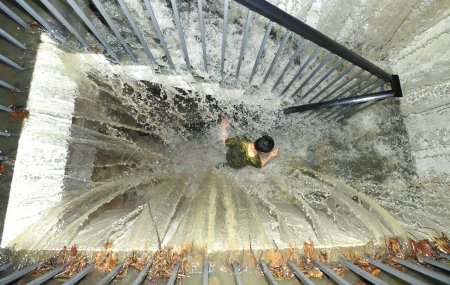 成都暴雨图片
