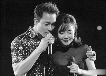 8月21日演唱会 辛晓琪将《深情相拥》致敬哥哥