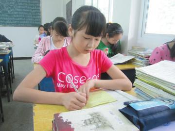 达州<em>14岁女孩</em>替父还债 照顾胞弟和患病母亲_大