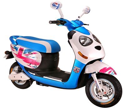 中国首款仿生车全新升级 雅迪熊猫打造绚彩冬