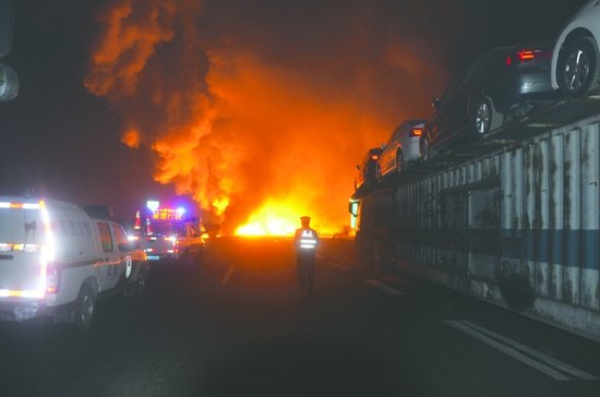 绵广高速两车发生擦挂 五硫化二磷被引燃(图) 