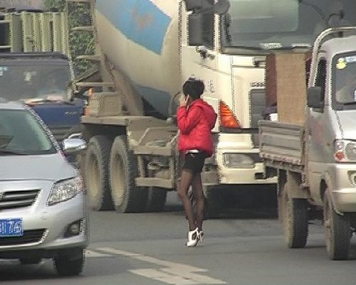 成都一<em>女子</em>自称<em>私密照</em>遭曝光 三环路上欲轻生